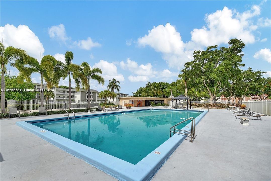 For Sale: $124,900 (1 beds, 1 baths, 672 Square Feet)