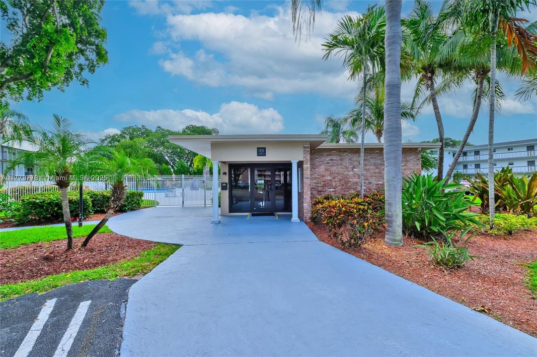 For Sale: $124,900 (1 beds, 1 baths, 672 Square Feet)