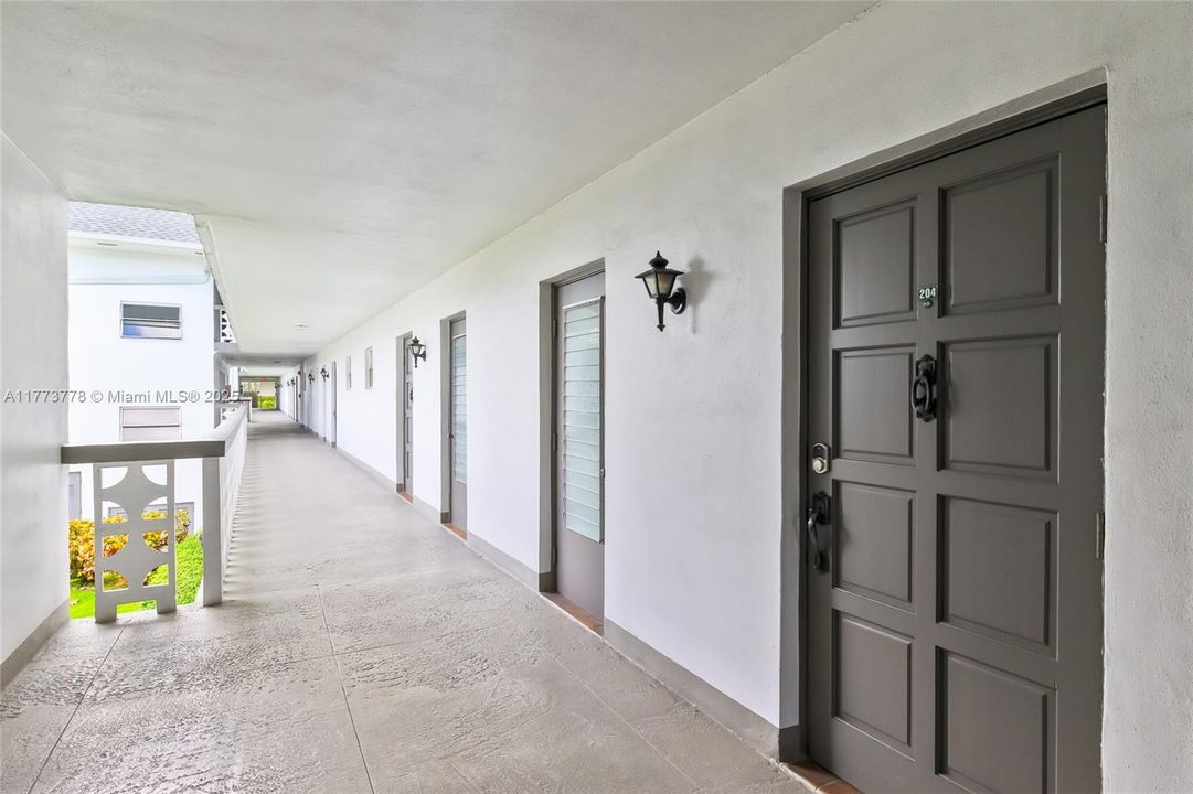 For Sale: $124,900 (1 beds, 1 baths, 672 Square Feet)