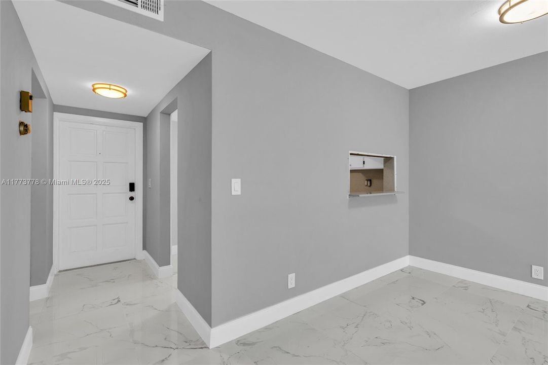 For Sale: $124,900 (1 beds, 1 baths, 672 Square Feet)