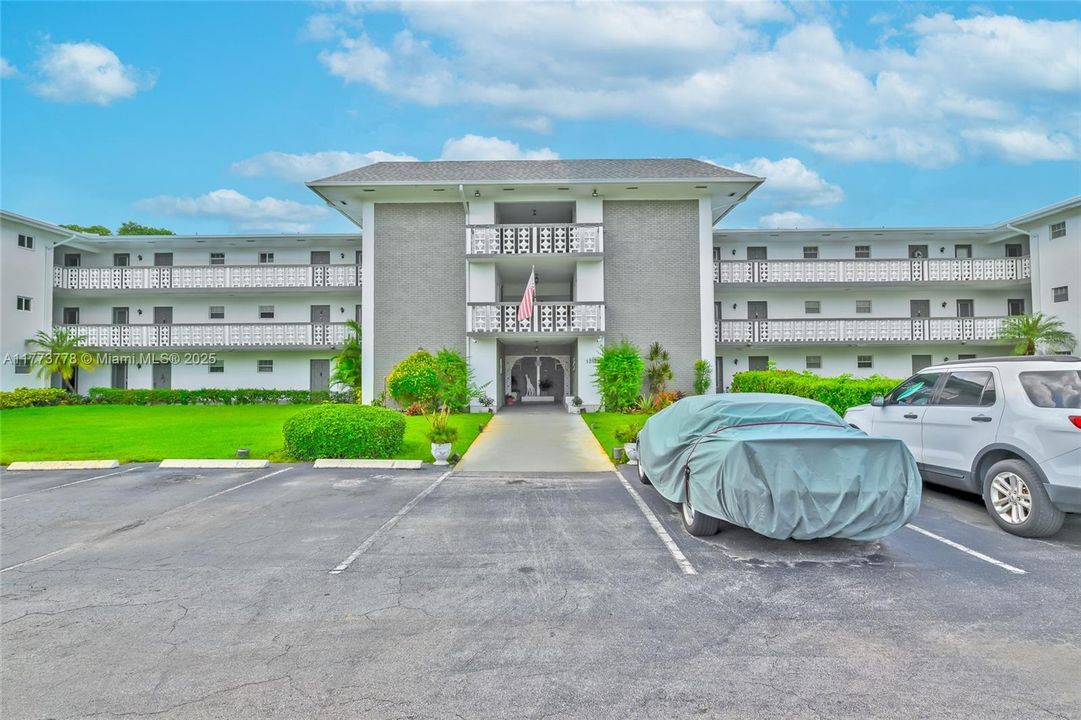 For Sale: $124,900 (1 beds, 1 baths, 672 Square Feet)