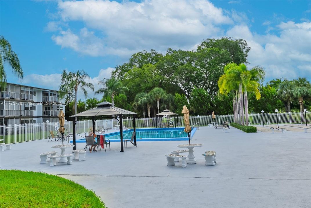 For Sale: $124,900 (1 beds, 1 baths, 672 Square Feet)