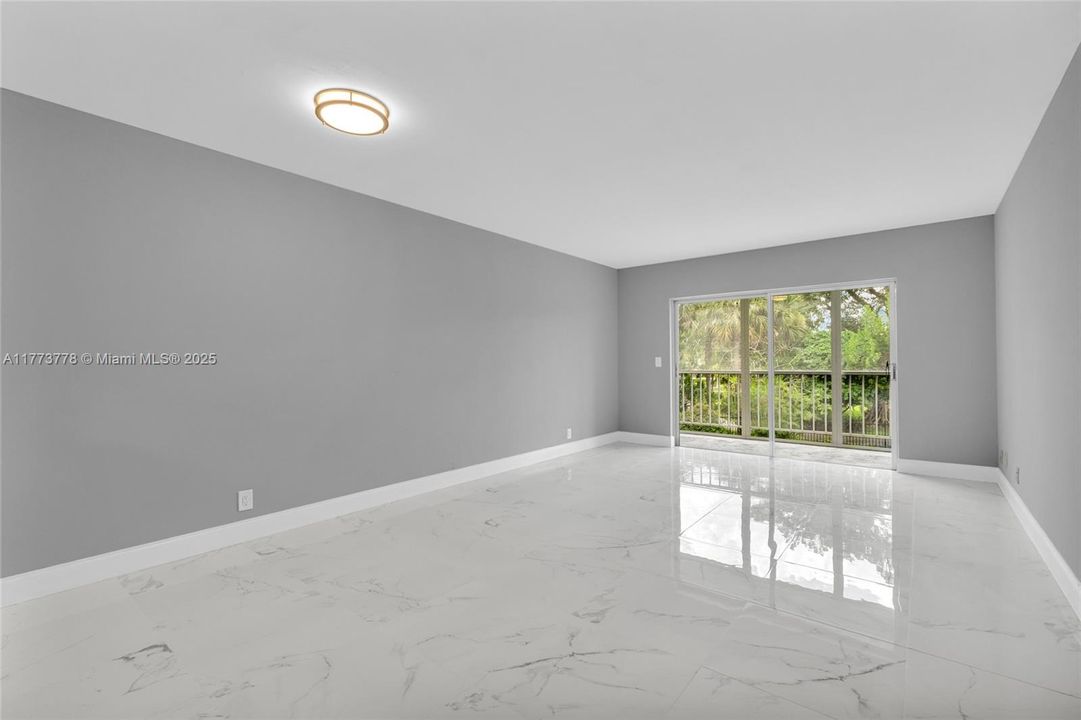 For Sale: $124,900 (1 beds, 1 baths, 672 Square Feet)