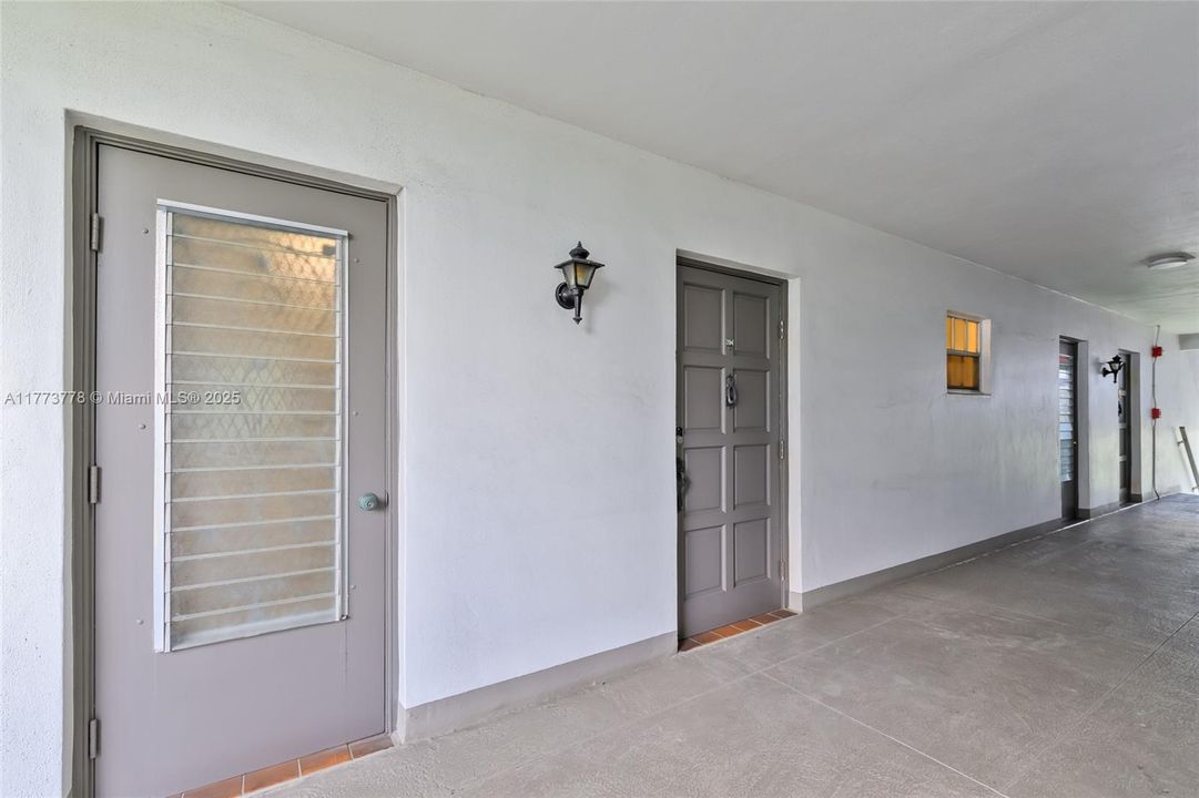 For Sale: $124,900 (1 beds, 1 baths, 672 Square Feet)