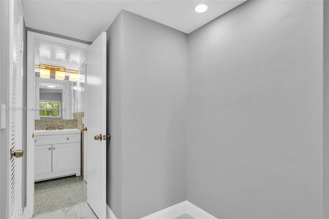 For Sale: $124,900 (1 beds, 1 baths, 672 Square Feet)