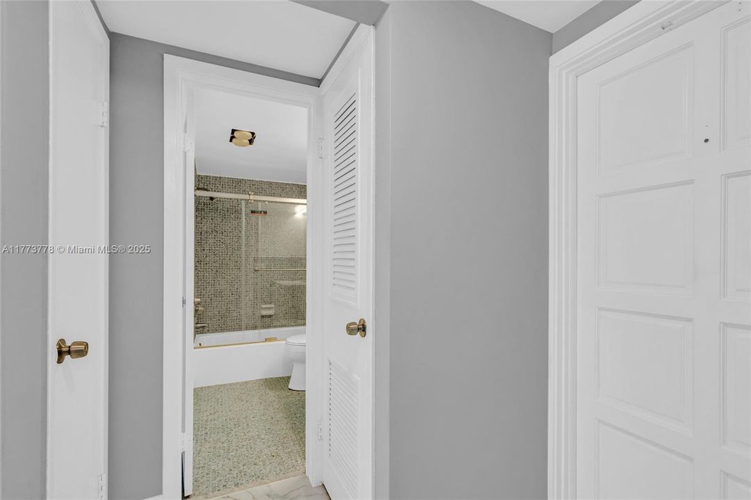 For Sale: $124,900 (1 beds, 1 baths, 672 Square Feet)