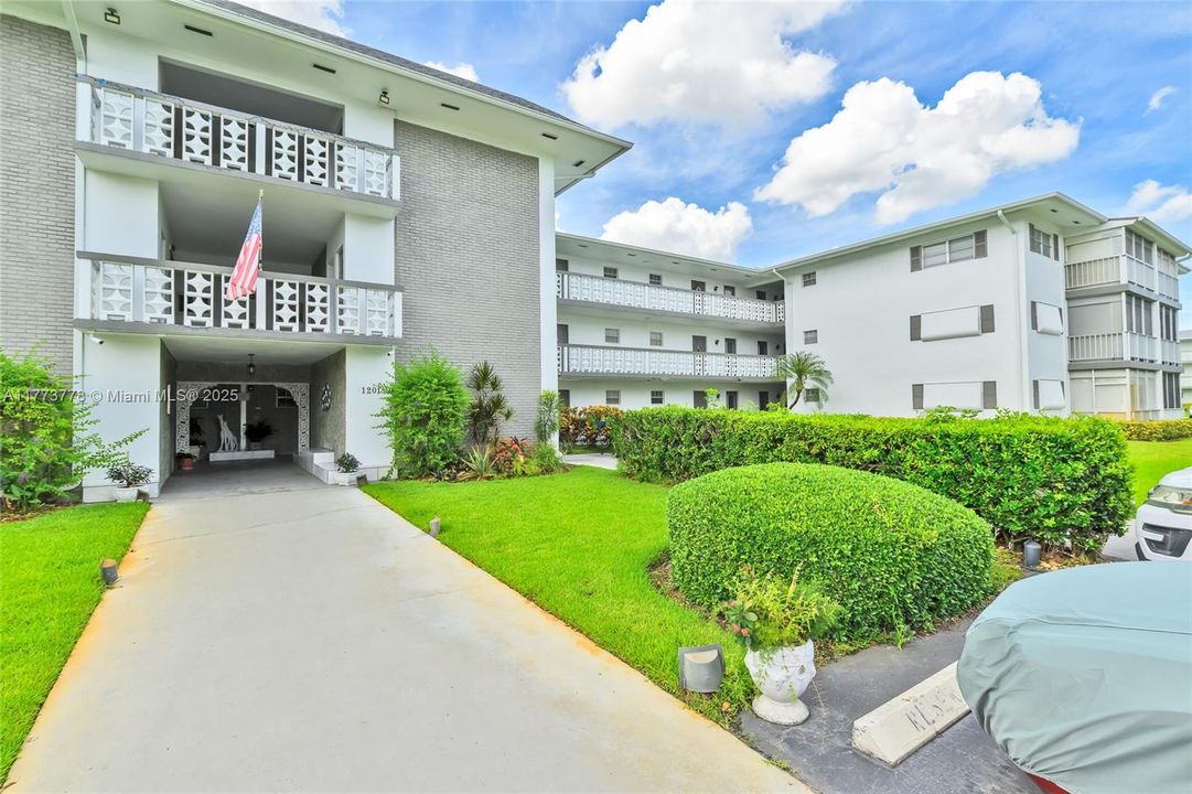 For Sale: $124,900 (1 beds, 1 baths, 672 Square Feet)