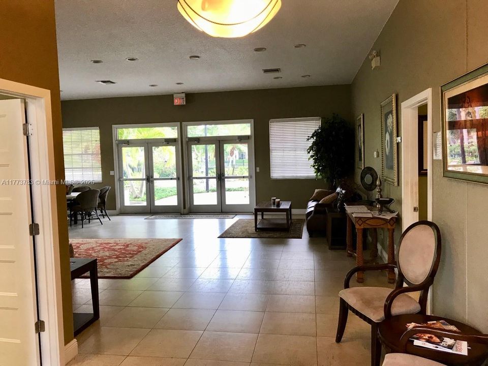 最近租的: $1,650 (1 贝兹, 1 浴室, 605 平方英尺)