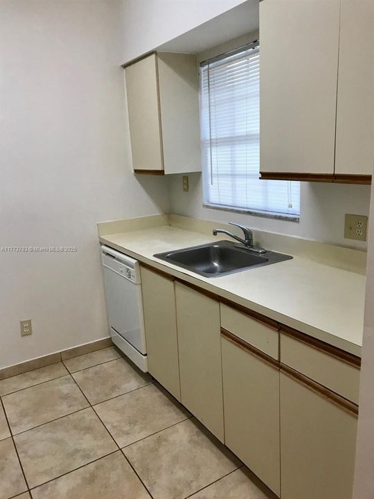 最近租的: $1,650 (1 贝兹, 1 浴室, 605 平方英尺)