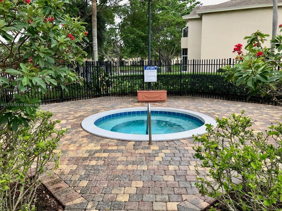 最近租的: $1,650 (1 贝兹, 1 浴室, 605 平方英尺)