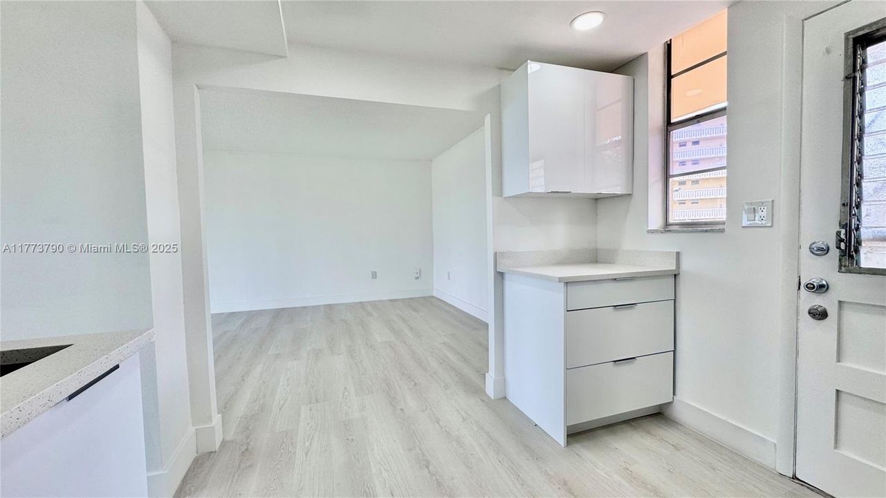 待售: $210,000 (1 贝兹, 1 浴室, 817 平方英尺)