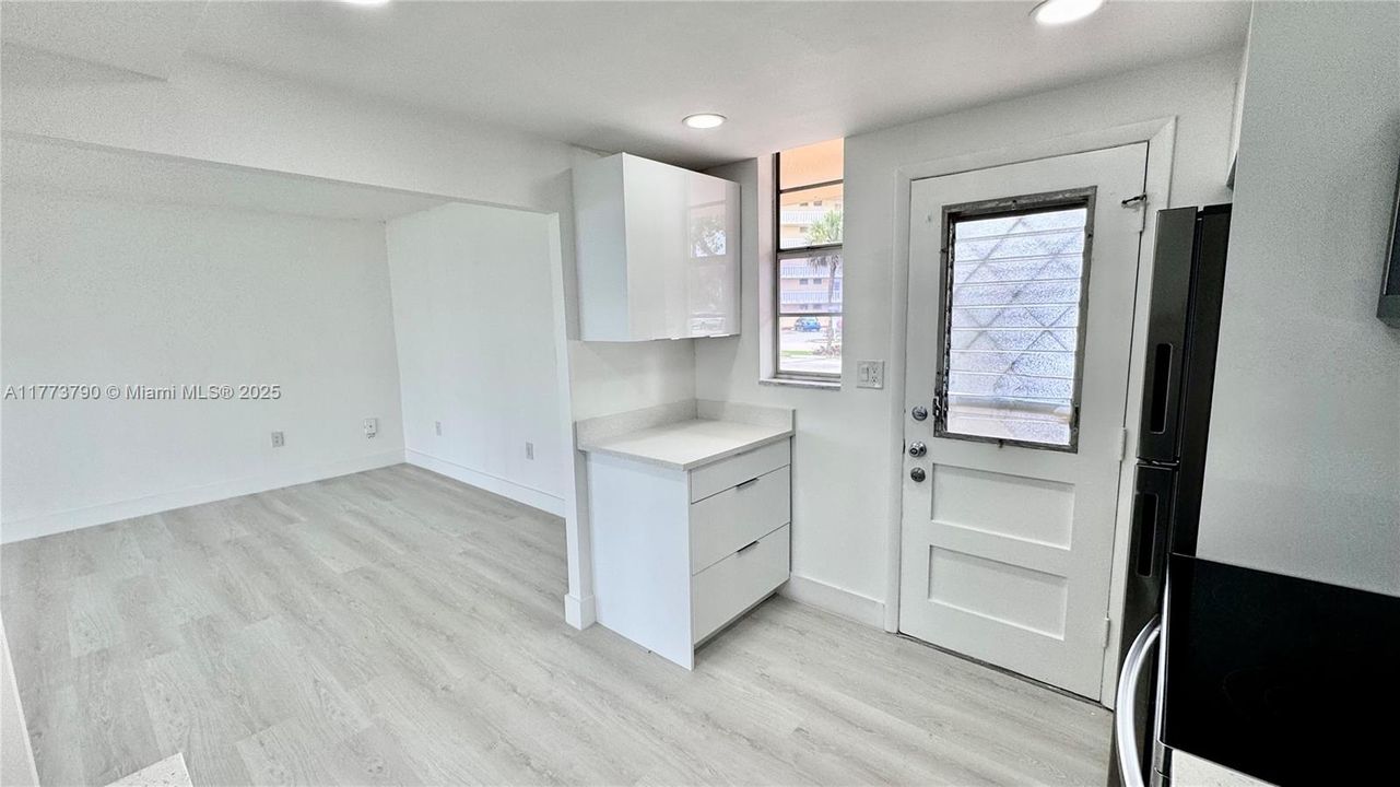 待售: $210,000 (1 贝兹, 1 浴室, 817 平方英尺)