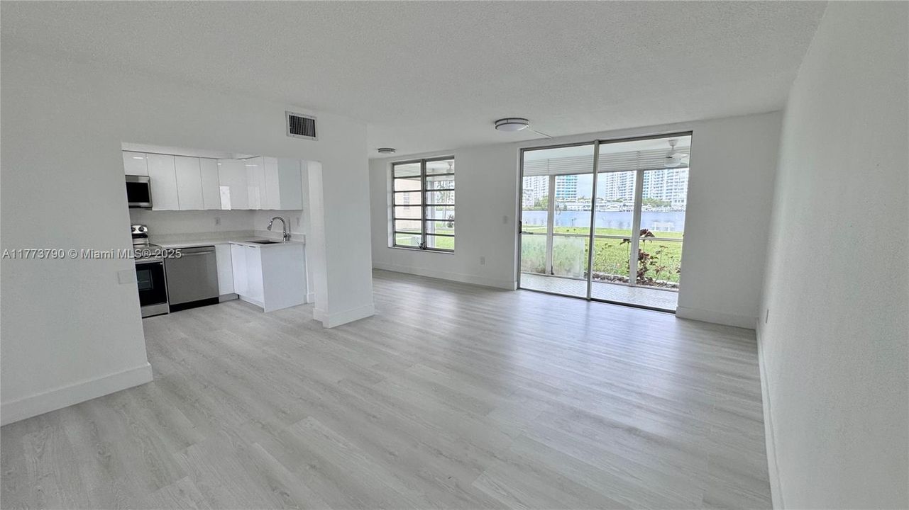 待售: $210,000 (1 贝兹, 1 浴室, 817 平方英尺)