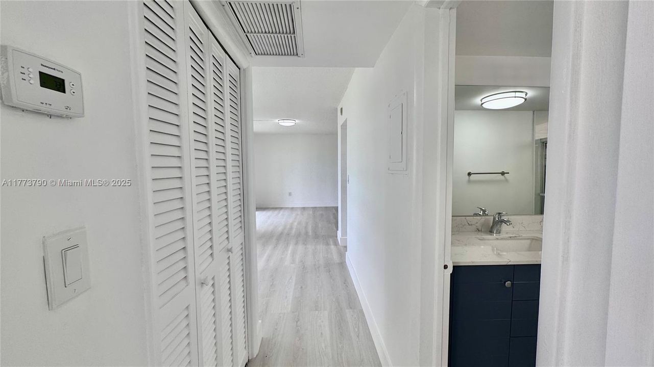 待售: $210,000 (1 贝兹, 1 浴室, 817 平方英尺)