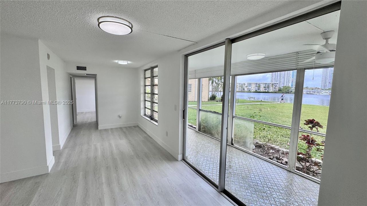 待售: $210,000 (1 贝兹, 1 浴室, 817 平方英尺)