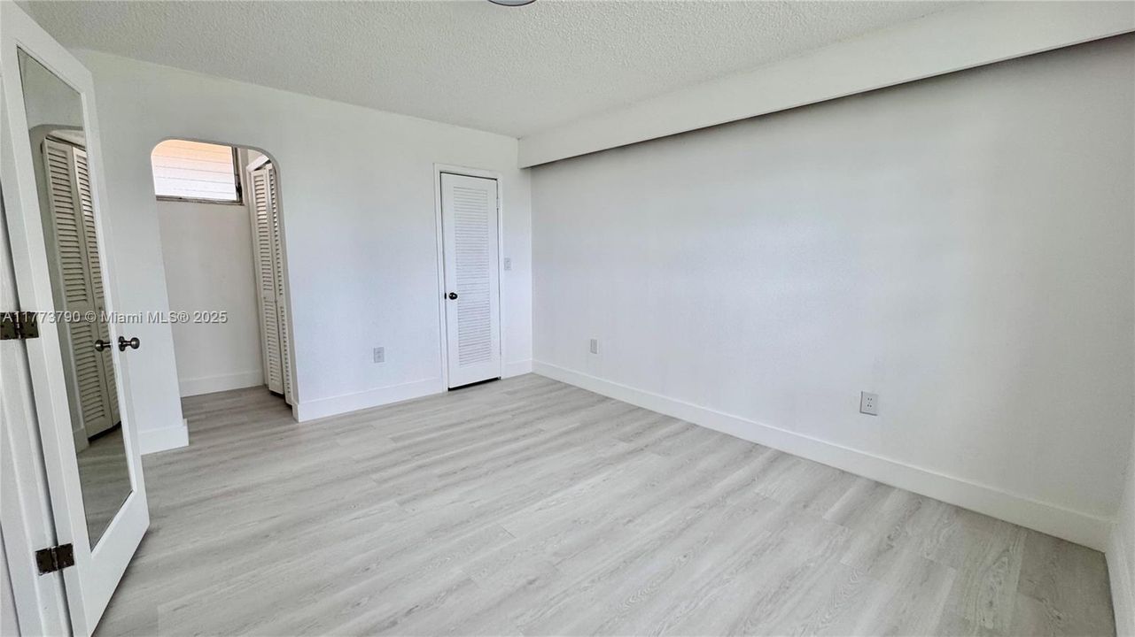 待售: $210,000 (1 贝兹, 1 浴室, 817 平方英尺)