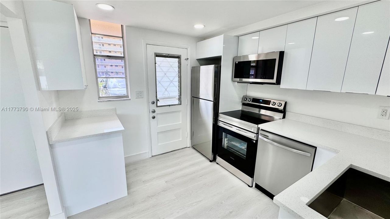 待售: $210,000 (1 贝兹, 1 浴室, 817 平方英尺)