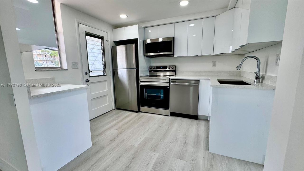 待售: $210,000 (1 贝兹, 1 浴室, 817 平方英尺)