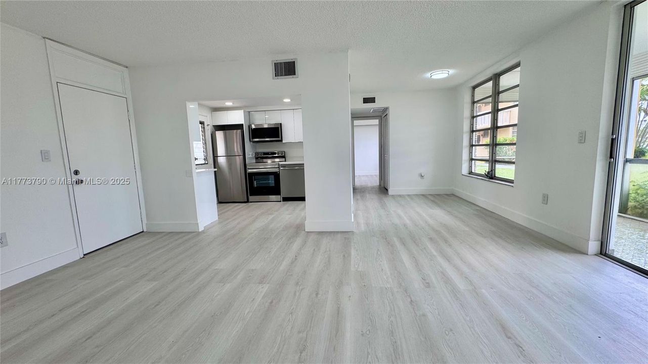 待售: $210,000 (1 贝兹, 1 浴室, 817 平方英尺)