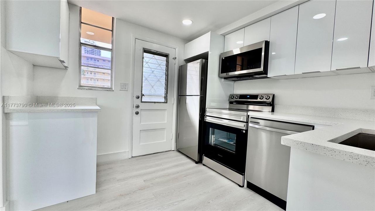 待售: $210,000 (1 贝兹, 1 浴室, 817 平方英尺)