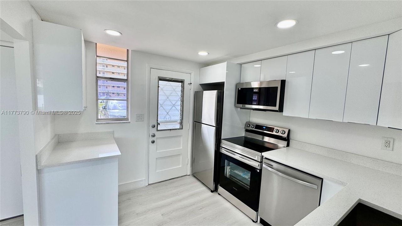 待售: $210,000 (1 贝兹, 1 浴室, 817 平方英尺)