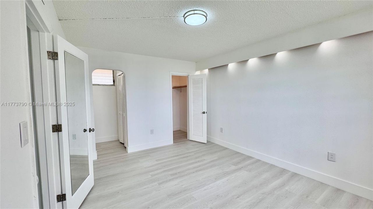 待售: $210,000 (1 贝兹, 1 浴室, 817 平方英尺)