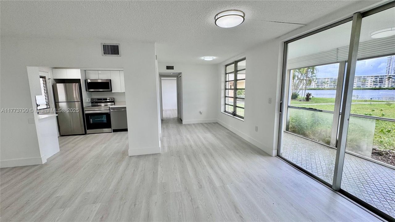 待售: $210,000 (1 贝兹, 1 浴室, 817 平方英尺)