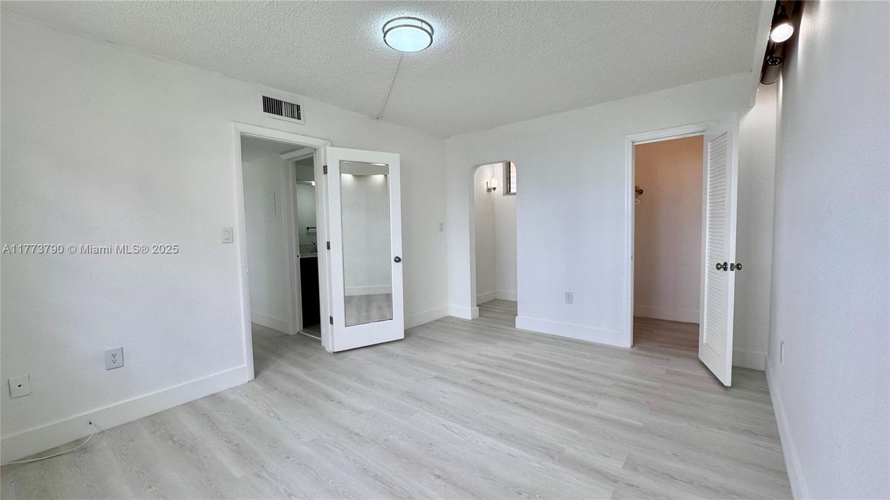 待售: $210,000 (1 贝兹, 1 浴室, 817 平方英尺)