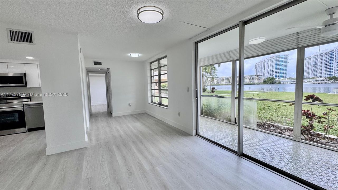 待售: $210,000 (1 贝兹, 1 浴室, 817 平方英尺)