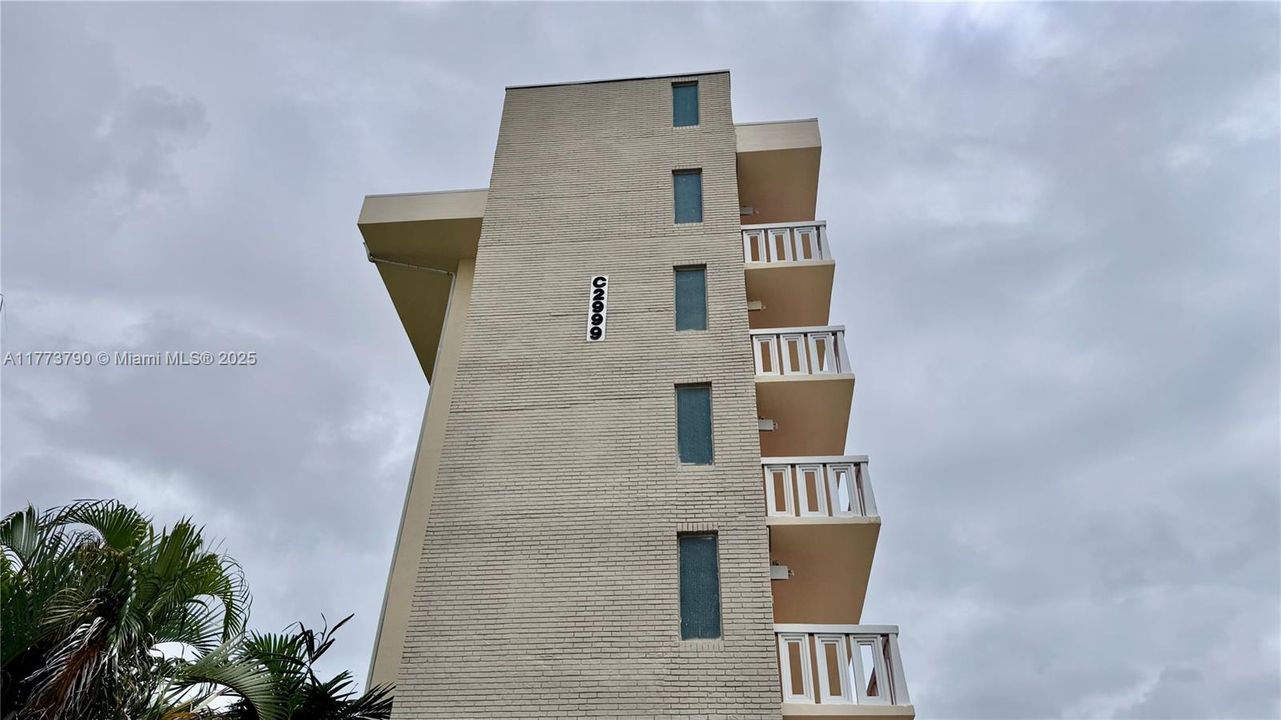 待售: $210,000 (1 贝兹, 1 浴室, 817 平方英尺)