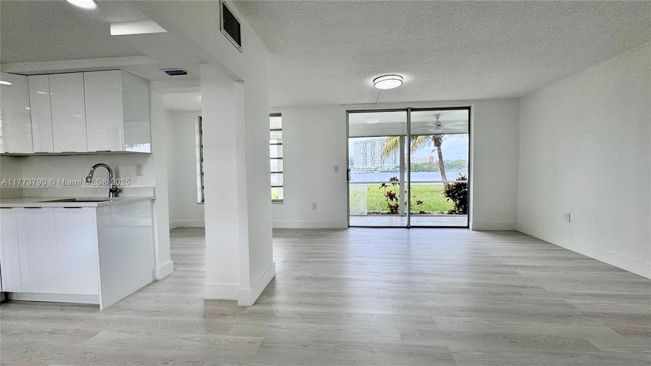 待售: $210,000 (1 贝兹, 1 浴室, 817 平方英尺)