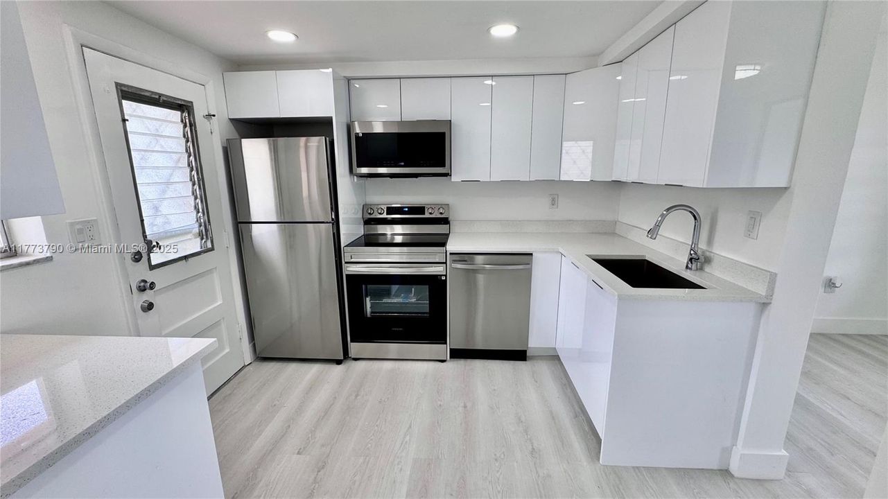 待售: $210,000 (1 贝兹, 1 浴室, 817 平方英尺)