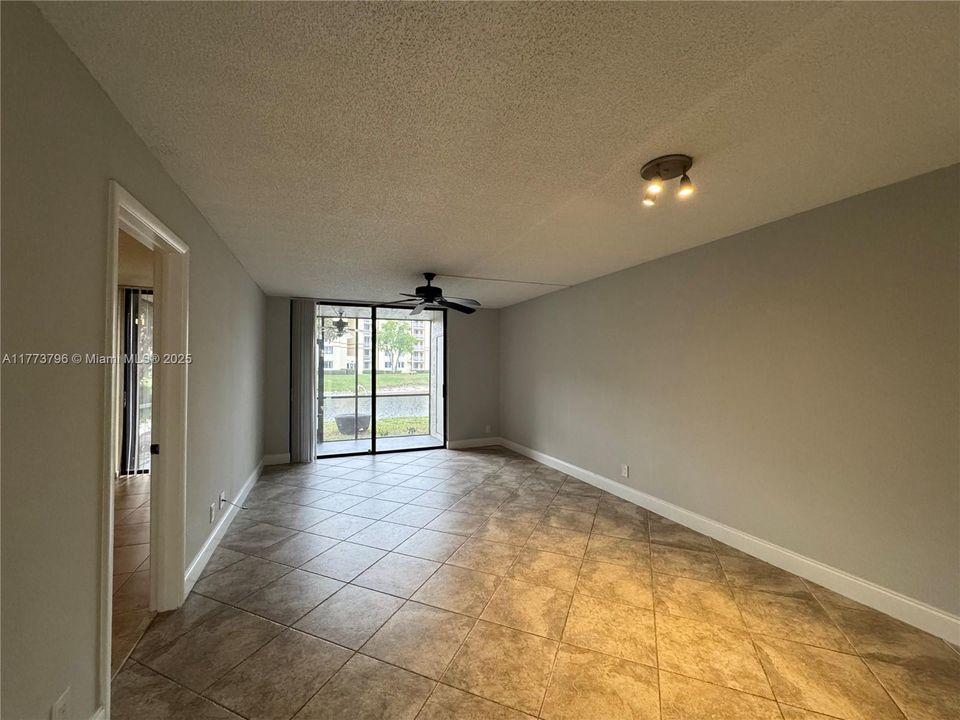 最近租的: $2,100 (2 贝兹, 2 浴室, 1099 平方英尺)