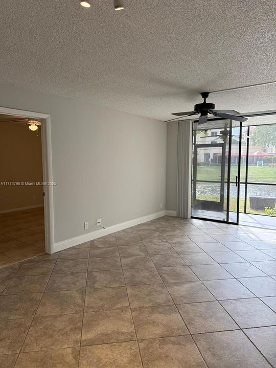 最近租的: $2,100 (2 贝兹, 2 浴室, 1099 平方英尺)