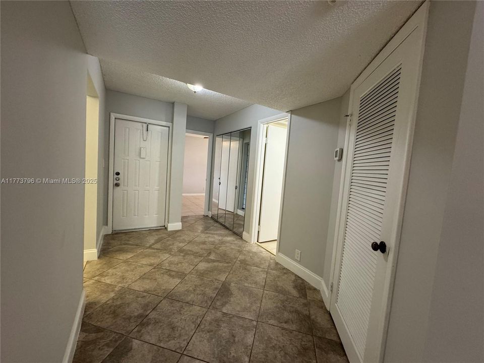 最近租的: $2,100 (2 贝兹, 2 浴室, 1099 平方英尺)