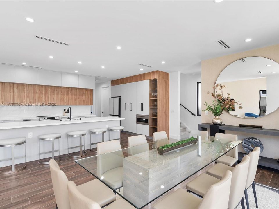 Vendido Recientemente: $2,140,000 (4 camas, 3 baños, 2742 Pies cuadrados)