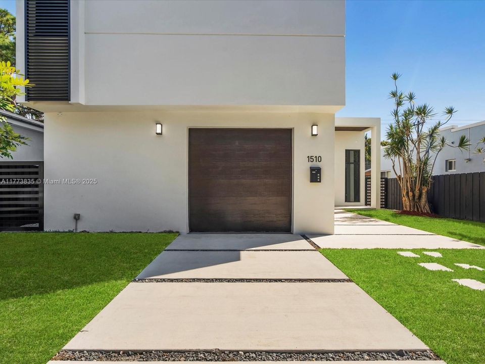 Vendido Recientemente: $2,140,000 (4 camas, 3 baños, 2742 Pies cuadrados)