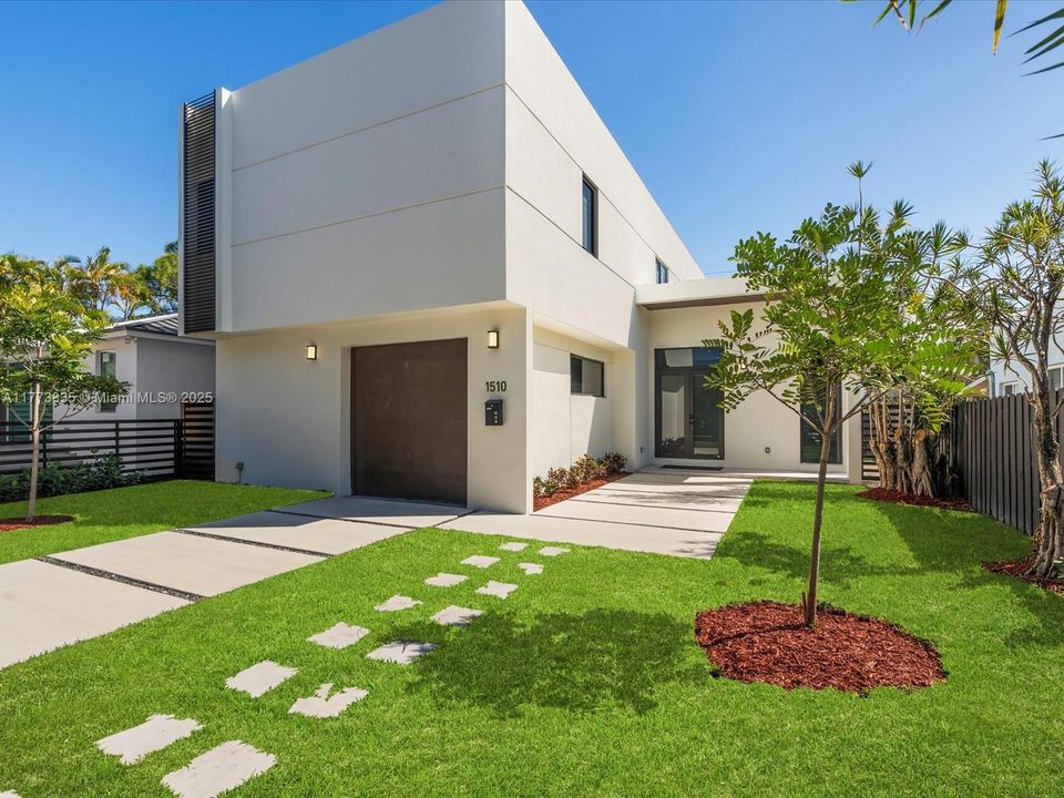 Vendido Recientemente: $2,140,000 (4 camas, 3 baños, 2742 Pies cuadrados)