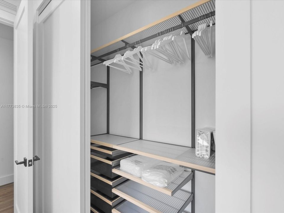 Vendido Recientemente: $2,140,000 (4 camas, 3 baños, 2742 Pies cuadrados)