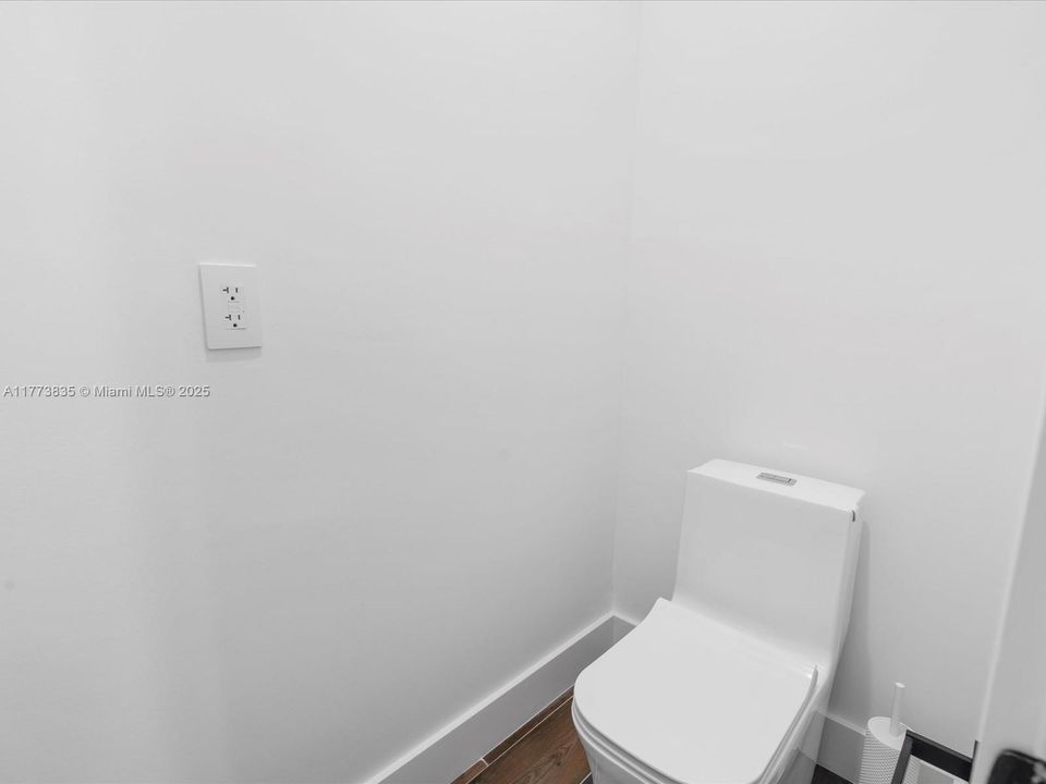 Vendido Recientemente: $2,140,000 (4 camas, 3 baños, 2742 Pies cuadrados)