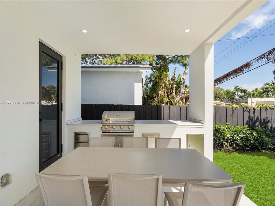 Vendido Recientemente: $2,140,000 (4 camas, 3 baños, 2742 Pies cuadrados)