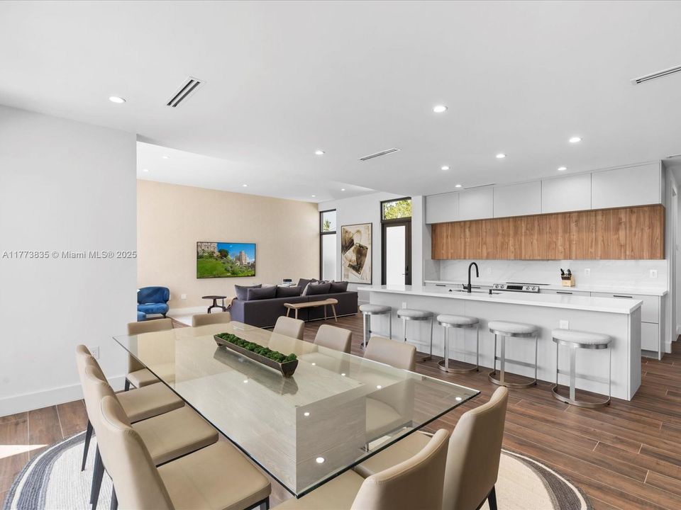 Vendido Recientemente: $2,140,000 (4 camas, 3 baños, 2742 Pies cuadrados)