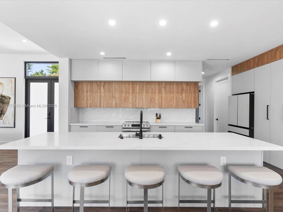 Vendido Recientemente: $2,140,000 (4 camas, 3 baños, 2742 Pies cuadrados)