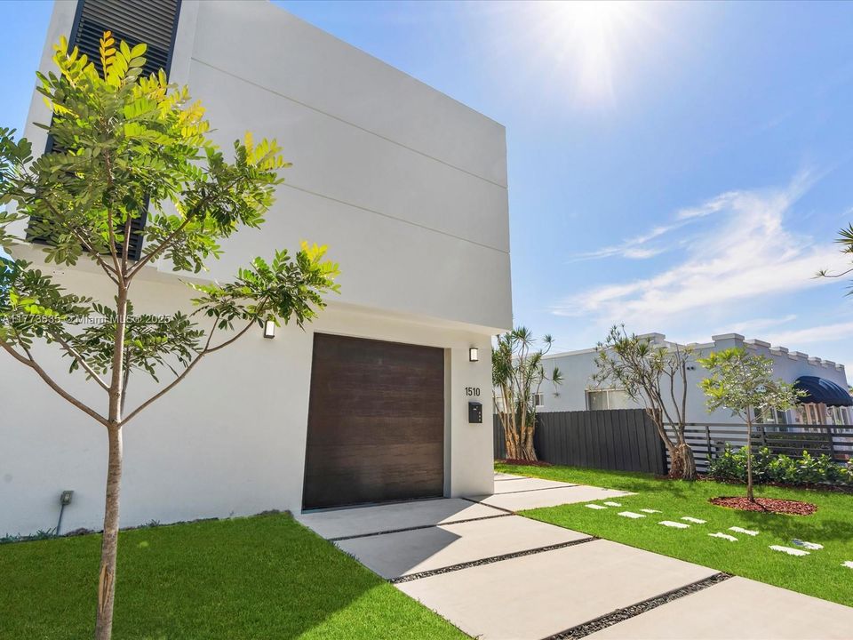 Vendido Recientemente: $2,140,000 (4 camas, 3 baños, 2742 Pies cuadrados)