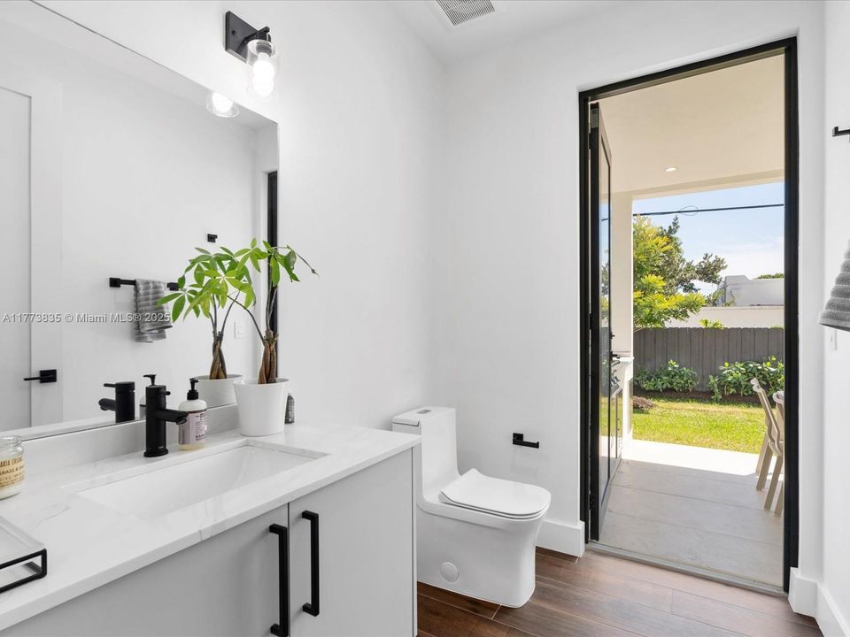 Vendido Recientemente: $2,140,000 (4 camas, 3 baños, 2742 Pies cuadrados)