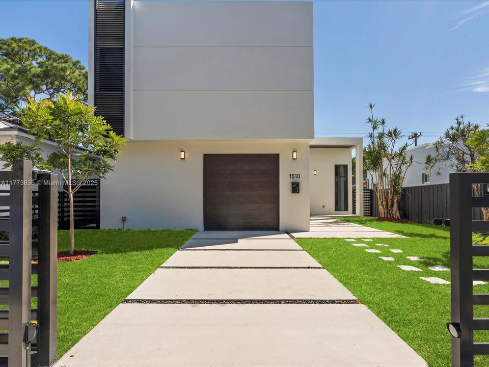 Vendido Recientemente: $2,140,000 (4 camas, 3 baños, 2742 Pies cuadrados)