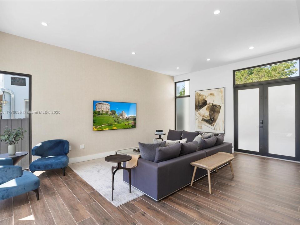 Vendido Recientemente: $2,140,000 (4 camas, 3 baños, 2742 Pies cuadrados)