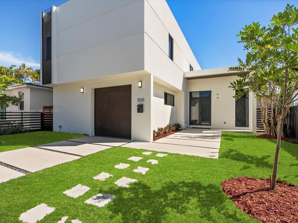 Vendido Recientemente: $2,140,000 (4 camas, 3 baños, 2742 Pies cuadrados)