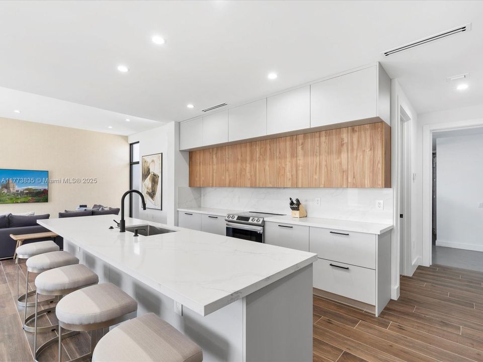 Vendido Recientemente: $2,140,000 (4 camas, 3 baños, 2742 Pies cuadrados)