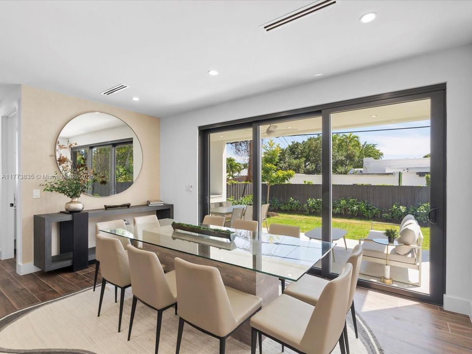 Vendido Recientemente: $2,140,000 (4 camas, 3 baños, 2742 Pies cuadrados)